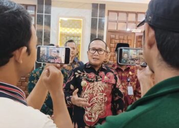 Bupati Sujiwo usai mengikuti rapat virtual Percepatan Progres Pembangunan RSUD Lokus Program Hasil Terbaik Cepat (PHTC) Grup 2 Tahun 2025 di Kantor Bupati Kubu Raya, Kamis (16/10/2025).