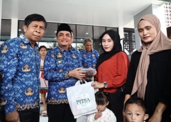 Wakil Wali Kota Pontianak Bahasan menyalurkan paket ikan segar bagi 40 balita rentan stunting di Puskesmas Siantan Hulu, Kecamatan Pontianak Utara, Jumat (17/10/2025).