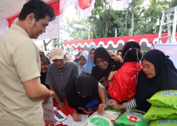 Warga antusias serbu Pasar Murah yang digelar Pemerintah Kota Pontianak beberapa waktu lalu.