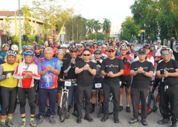 Wali Kota Pontianak Edi Rusdi Kamtono berfoto bersama peserta Happy Cycling dalam rangka memeriahkan Hari Jadi ke-254 Pontianak.