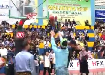 Wali Kota Pontianak Edi Rusdi Kamtono saat melakukan ceremonial tip-off menandai dimulainya Kejuaraan Basket Wali Kota Cup 2025 di Lapangan GOR Perbasi. Foto: (Dok. Prokopim/JURNALIS.co.id)