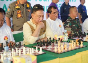 Master Fide, Muhammad Kamalsyah melawan 28 pecatur pada Fun Chess Exhibition and Tournament 2025, salah satunya Wali Kota Pontianak Edi Rusdi Kamtono.