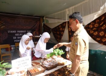 Wali Kota Pontianak Edi Rusdi Kamtono melihat hasil kreativitas dan produk-produk yang dijual oleh siswa-siswi SD Bawamai.