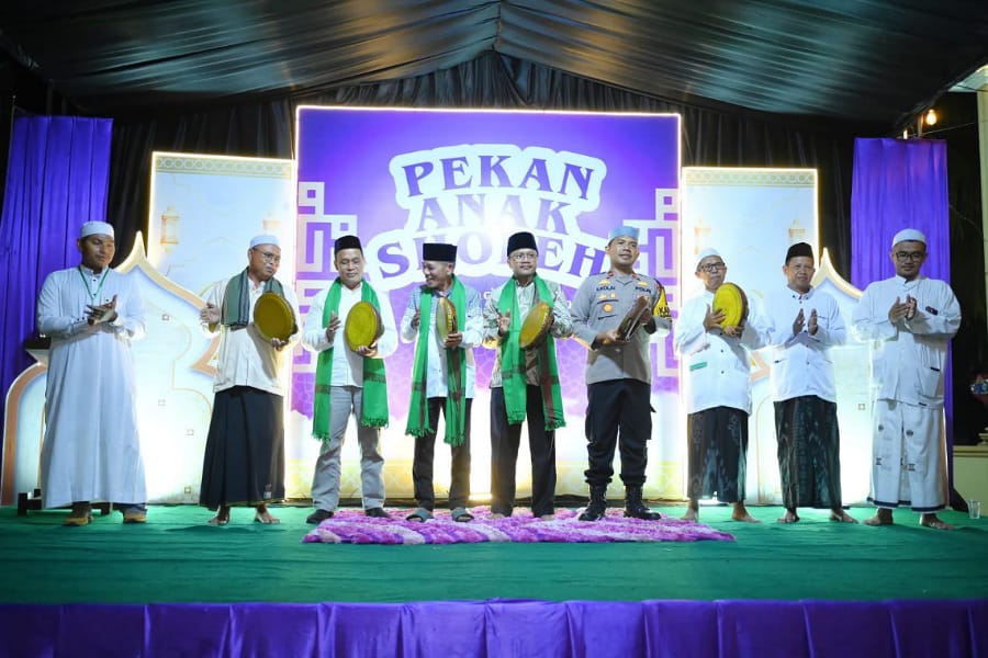 Wakil Bupati Ketapang, Jamhuri Amir bersama tokoh agama dan Forkopimcam membuka secara resmi Pekan Anak Sholeh, Selasa (14/10/2025).(Foto: Prokopim Pemkab Ketapang).