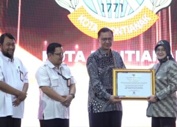 Kepala Dinas Perpustakaan dan Kearsipan Kota Pontianak Rendrayani menerima piagam penghargaan Terbaik Kedua Kluster Kota Wilayah I Penyelenggaraan Kearsipan Tahun 2024 dari Arsip Nasional RI.