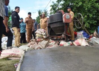 Bupati Sujiwo saat meninjau langsung kondisi jalan dan progres pengerjaannya, Selasa (21/10/2025).
