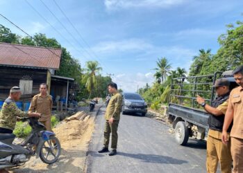 Bupati Sambas, Satono, meninjau langsung progres pembangunan jalan kabupaten di Desa Kuala Pangkalan Keramat, Kecamatan Teluk Keramat, Kabupaten Sambas, Kalimantan Barat, Rabu (22/10/2025).