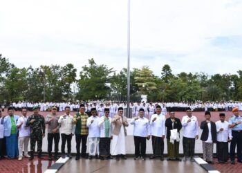 Bupati Kubu Raya Sujiwo hadir sebagai peserta upacara bersama Wakil Bupati Sukiryanto.