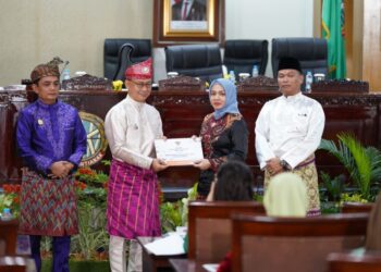 Wali Kota Pontianak Edi Rusdi Kamtono menyerahkan Raperda APBD 2026 beserta Nota Keuangan kepada Wakil Ketua DPRD Kota Pontianak. Bebby Nailufa.