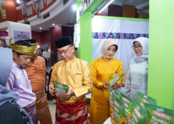Wali Kota Pontianak Edi Rusdi Kamtono saat meninjau stand-stand Pontianak Expo International Exhibition 2025 di PCC.