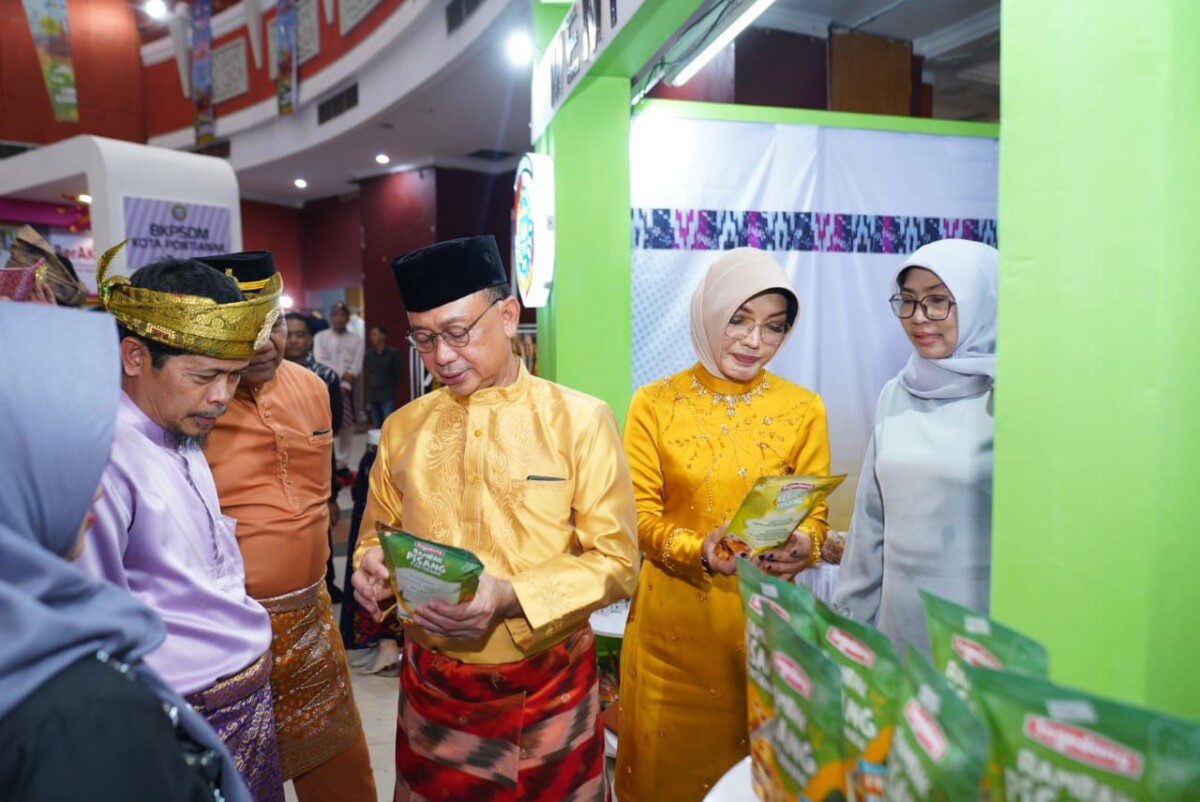 Wali Kota Pontianak Edi Rusdi Kamtono saat meninjau stand-stand Pontianak Expo International Exhibition 2025 di PCC.