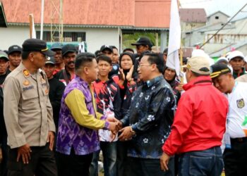 Sukiryanto saat membuka Porseni di halaman Kantor Camat Teluk Pakedai, Kamis (23/10/2025).