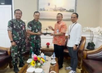 Direktur Utama Bank Kalbar, Rokidi, melakukan kunjungan silaturahmi ke Komandan Lanud (Danlanud) Supadio, Marsekal Pertama TNI Sidik Setiyono. Kunjungan ini berlangsung hangat dan penuh keakraban di Lanud Supadio Pontianak. Jum’at (24/10/2025).