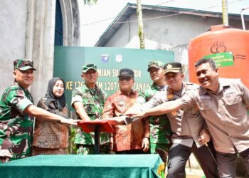 Bupati Sujiwo saat mendampingi Tim Pengawasan dan Evaluasi (Wasev) Penanggung Jawab Operasi (PJO) TNI Mayjen TNI Drajad Brima Yoga pada peresmian sumur bor Program TMMD ke-126 Kodim 1207/Pontianak Tahun Anggaran 2025 di Jalan Swadaya, Desa Pal IX, Kecamatan Sungai Kakap, Kabupaten Kubu Raya.