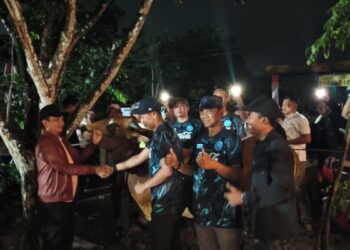 Wakil Wali Kota Pontianak Bahasan menyerahkan secara simbolis hadiah satu ekor sapi kepada Tim Radit FC yang meraih juara Turnamen Mini Soccer Bahasan Cup 2025.