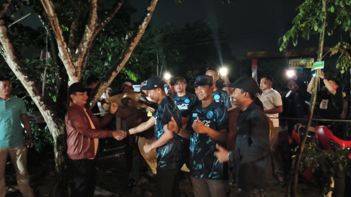 Wakil Wali Kota Pontianak Bahasan menyerahkan secara simbolis hadiah satu ekor sapi kepada Tim Radit FC yang meraih juara Turnamen Mini Soccer Bahasan Cup 2025.