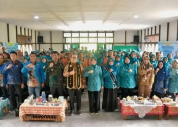 Puncak peringatan Hari Kesatuan Gerak (HKG) PKK ke-53 tingkat Kecamatan Terentang bertempat di Aula Kantor Camat Terentang, Kabupaten Kubu Raya, pada Rabu, 23 Oktober 2025.