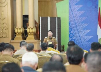 Bupati Sambas H. Satono pimpin Rapat Koordinasi dan Sosialisasi Penyaluran Bantuan Pangan Beras dan Minyakita untuk alokasi bulan Oktober–November 2025, di Aula Utama Kantor Bupati Sambas, Senin (27/10/2025).