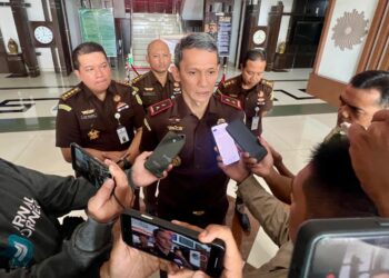 Emilwan saat memberikan pengarahan di Kantor Kejati Kalbar, Senin (27/10/2025).