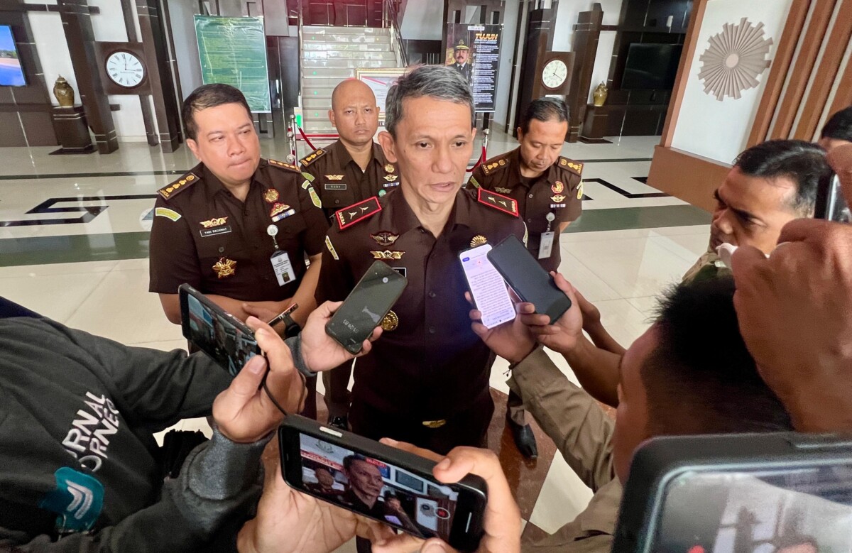 Emilwan saat memberikan pengarahan di Kantor Kejati Kalbar, Senin (27/10/2025).