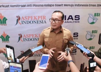 Bupati Sujiwo saat membuka kegiatan Forum Bisnis Kemitraan Kelapa Sawit Tahun 2025 di Hotel Alimoer Kubu Raya, Senin (27/10/2025).