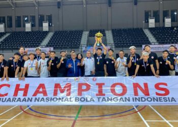 Ketua Umum PB ABTI, Zulfydar Zaidar Mochtar bersama tim putra DKI Jakarta, peraih medali emas Kejurnas Bola Tangan 2025, di GOR A. Yani, Pontianak, Senin (27/10/2025). Foto : Deny Wahyu Hendrata.