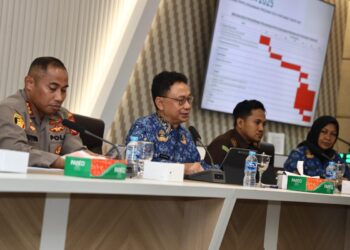 Wali Kota Pontianak Edi Rusdi Kamtono saat memimpin rapat koordinasi Tim Pengawasan Penyelenggaraan Perizinan Kota Pontianak.