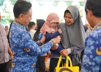 Wali Kota Pontianak Edi Rusdi Kamtono menyapa warga yang tengah berbelanja di Operasi Pasar Murah di halaman Kantor Camat Pontianak Barat.