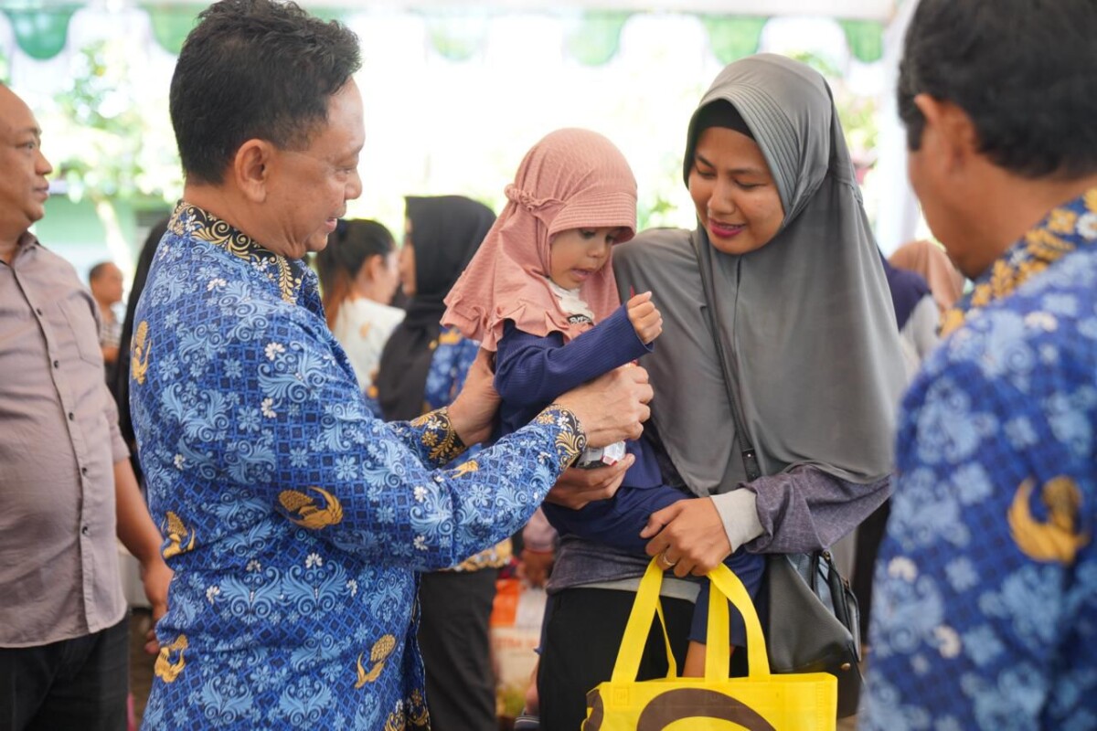 Wali Kota Pontianak Edi Rusdi Kamtono menyapa warga yang tengah berbelanja di Operasi Pasar Murah di halaman Kantor Camat Pontianak Barat.