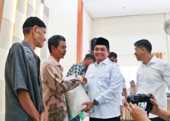Wakil Wali Kota Pontianak Bahasan menyerahkan secara simbolis bantuan cadangan pangan beras kepada warga penerima manfaat di wilayah Kecamatan Pontianak Utara dan Timur.