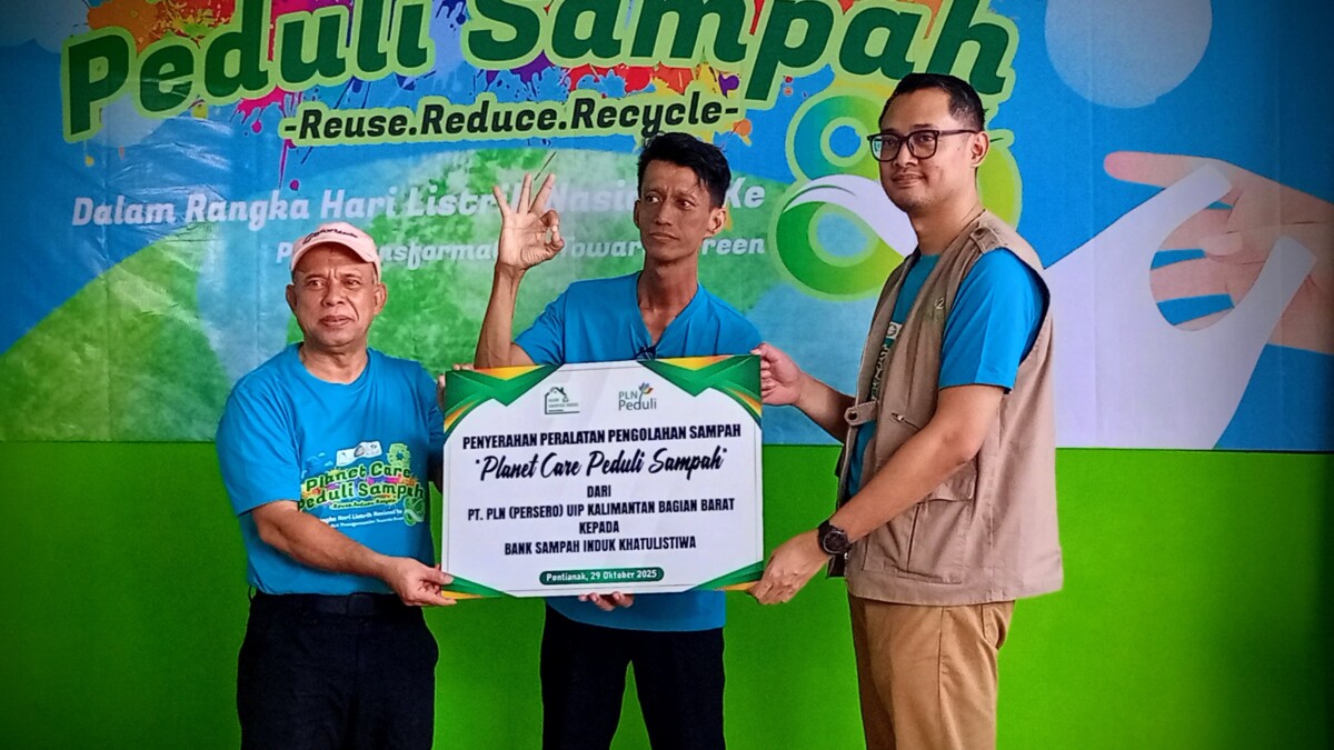 Manager Perizinan dan Komunikasi PLN UIP Kalbagbar, M. Harry Febriandono, bersama Kepala Dinas Lingkungan Hidup Kota Pontianak, Syarif Usmulyono, dan Direktur Bank Sampah Induk Khatulistiwa, Chairil Anwar, saat penyerahan bantuan mesin pengelolaan sampah secara simbolis dalam kegiatan “Planet Care Peduli Sampah” di Bank Sampah Induk Khatulistiwa, Sungai Jawi, Pontianak, Rabu (29/10/2025). Foto : Deny Wahyu Hendrata.