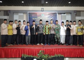 Sekda Ketapang, Repalianto bersama Forkopimda dan pengurus MUI berfoto usai pembukaan Rapat Koordinasi MUI, Jumat (25/10/2025). Foto: Prokopim.