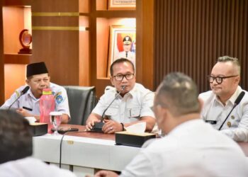 Bupati Kubu Raya Sujiwo memimpin rapat koordinasi jajaran Dinas Kesehatan