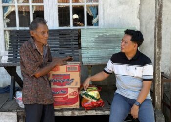 Ketua AJK, Theo Bernadhi menyerahkan bantuan ke korban kebakaran rumah di Kelurahan Tuan - Tuan. Foto: AJK.