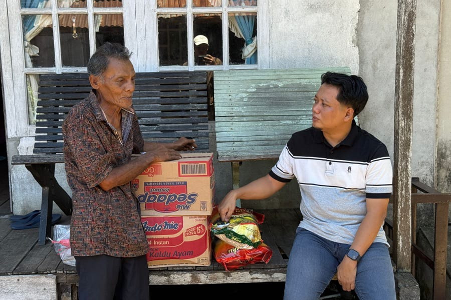 Ketua AJK, Theo Bernadhi menyerahkan bantuan ke korban kebakaran rumah di Kelurahan Tuan - Tuan. Foto: AJK.
