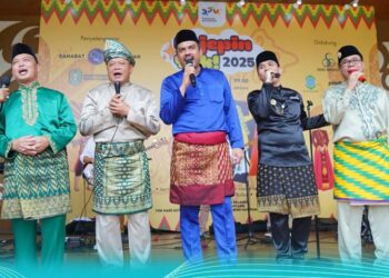 Direktur Utama Bank Kalbar, Rokidi, bersama Gubernur Kalimantan Barat, Ria Norsan, serta sejumlah tokoh Kalimantan Barat menghadiri acara silaturahmi dan pagelaran budaya Bejepin Yok! 2025 yang digelar di Anjungan Kalimantan Barat, Taman Mini Indonesia Indah (TMII), Jakarta, pada Minggu (26/10/2025).