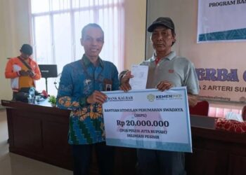 Pimpinan Bank Kalbar Cabang Kubu Raya, Teguh Doto Setiadi, menyerahkan secara simbolis bantuan Program Bantuan Stimulan Perumahan Swadaya (BSPS) senilai Rp20 juta kepada perwakilan penerima manfaat di wilayah pesisir, dalam kegiatan serah terima buku tabungan yang digelar di Aula Serbaguna Desa Limbung, Kabupaten Kubu Raya, Kamis (30/10/2025).