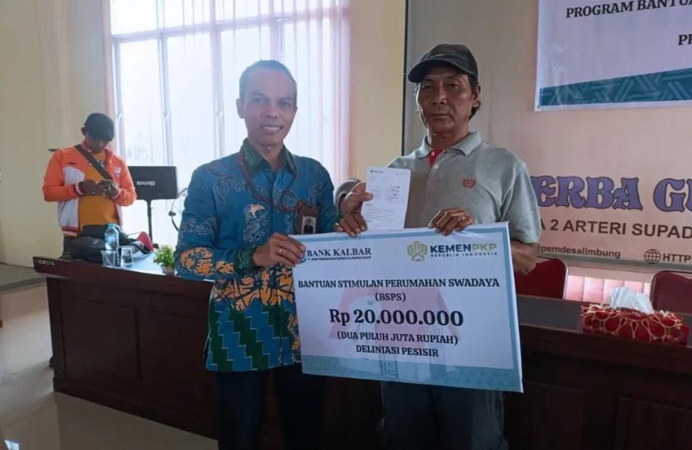 Pimpinan Bank Kalbar Cabang Kubu Raya, Teguh Doto Setiadi, menyerahkan secara simbolis bantuan Program Bantuan Stimulan Perumahan Swadaya (BSPS) senilai Rp20 juta kepada perwakilan penerima manfaat di wilayah pesisir, dalam kegiatan serah terima buku tabungan yang digelar di Aula Serbaguna Desa Limbung, Kabupaten Kubu Raya, Kamis (30/10/2025).