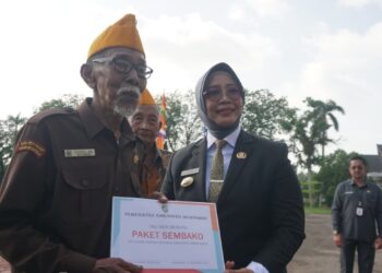 Bupati, Erlina, menyerahkan token tali asih berupa sembako kepada sejumlah Veteran yang ada di Kabupaten Mempawah pada peringatan Hari Pahlawan 10 November 2025. (Foto Prokopim)
