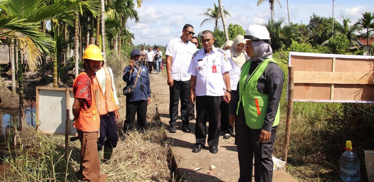 Bupati Erlina saat meninjau langsung progres pembangunan jembatan di Segedong (Foto, Prokopim)