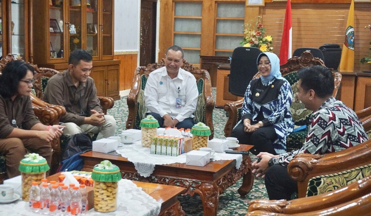 Bupati Mempawah, Erlina, menerima kunjungan Tim Kementerian Lingkungan Hidup Republik Indonesia (KLHK RI) di ruang kerjanya. (Foto Prokopim)