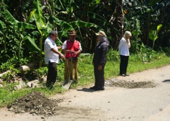 Bupati Mempawah, Erlina, meninjau kondisi jalan yang mengalami kerusakan di Desa Sungai Bakau Besar Darat dan Desa Sungai Rasau, Kecamatan Sungai Pinyuh,