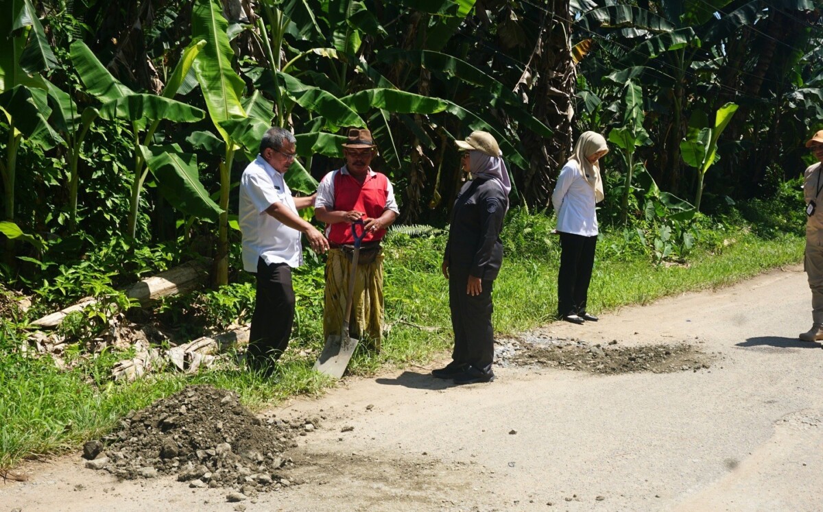 Bupati Mempawah, Erlina, meninjau kondisi jalan yang mengalami kerusakan di Desa Sungai Bakau Besar Darat dan Desa Sungai Rasau, Kecamatan Sungai Pinyuh,