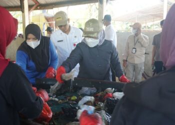 Bupati Mempawah, Erlina, saat meninjau Tempat Pembuangan Akhir (TPA) Sampah di Desa Sungai Bakau Besar Laut, Kecamatan Sungai Pinyuh. (Foto, Prokopim)