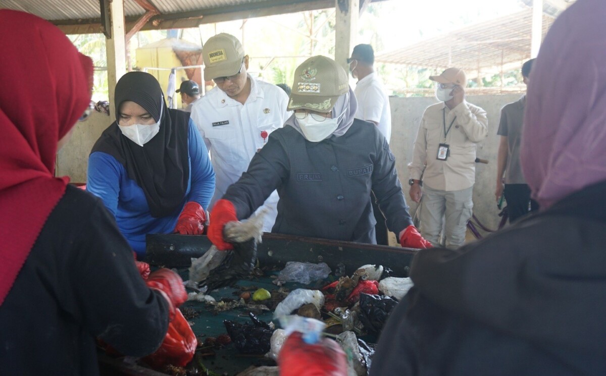 Bupati Mempawah, Erlina, saat meninjau Tempat Pembuangan Akhir (TPA) Sampah di Desa Sungai Bakau Besar Laut, Kecamatan Sungai Pinyuh. (Foto, Prokopim)