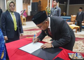 Wakil Bupati Mempawah, Juli Suryadi, melantik 64 pejabat fungsional dan pengawas sekolah di lingkungan Pemerintah Kabupaten Mempawah Tahun 2025