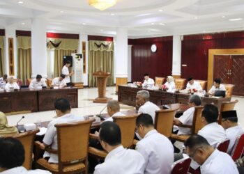 Bupati Mempawah, Erlina, bersama Wakil Bupati Juli Suryadi, memimpin rapat kerja bersama seluruh kepala OPD dan camat di lingkungan Pemkab Mempawah. (Foto Prokopim)