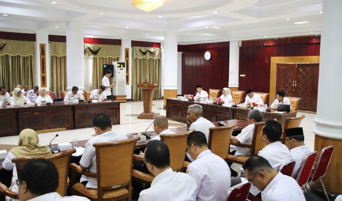 Bupati Mempawah, Erlina, bersama Wakil Bupati Juli Suryadi, memimpin rapat kerja bersama seluruh kepala OPD dan camat di lingkungan Pemkab Mempawah. (Foto Prokopim)