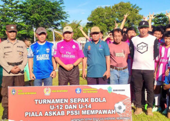 Wakil Bupati Mempawah JUli Suryadi pada pembukaan Turnamen Sepak Bola U-12 dan U-14 Piala Askab PSSI Mempawah. (foto Prokopim)