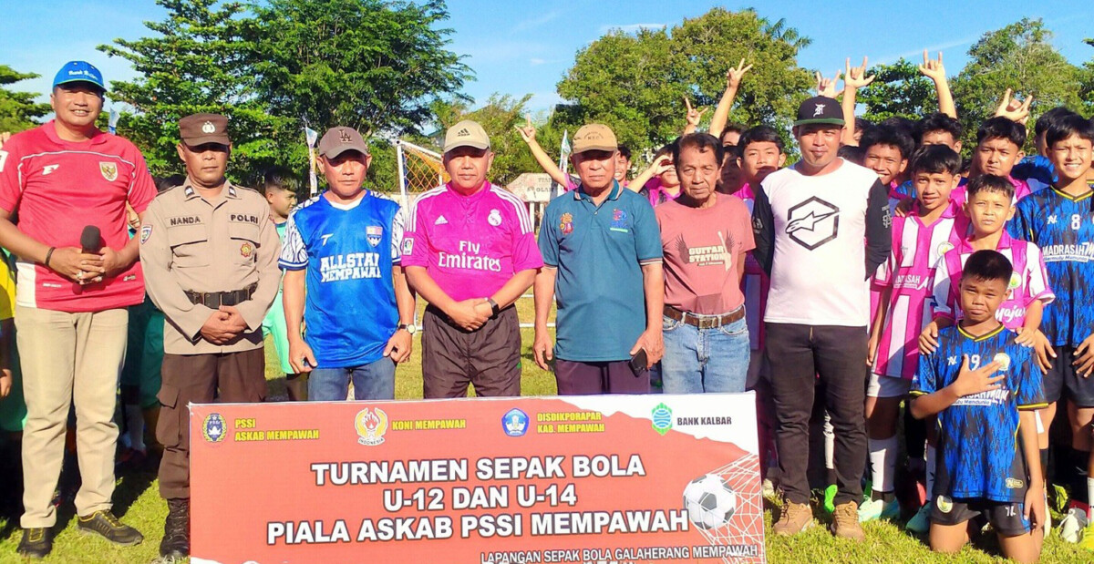 Wakil Bupati Mempawah JUli Suryadi pada pembukaan Turnamen Sepak Bola U-12 dan U-14 Piala Askab PSSI Mempawah. (foto Prokopim)